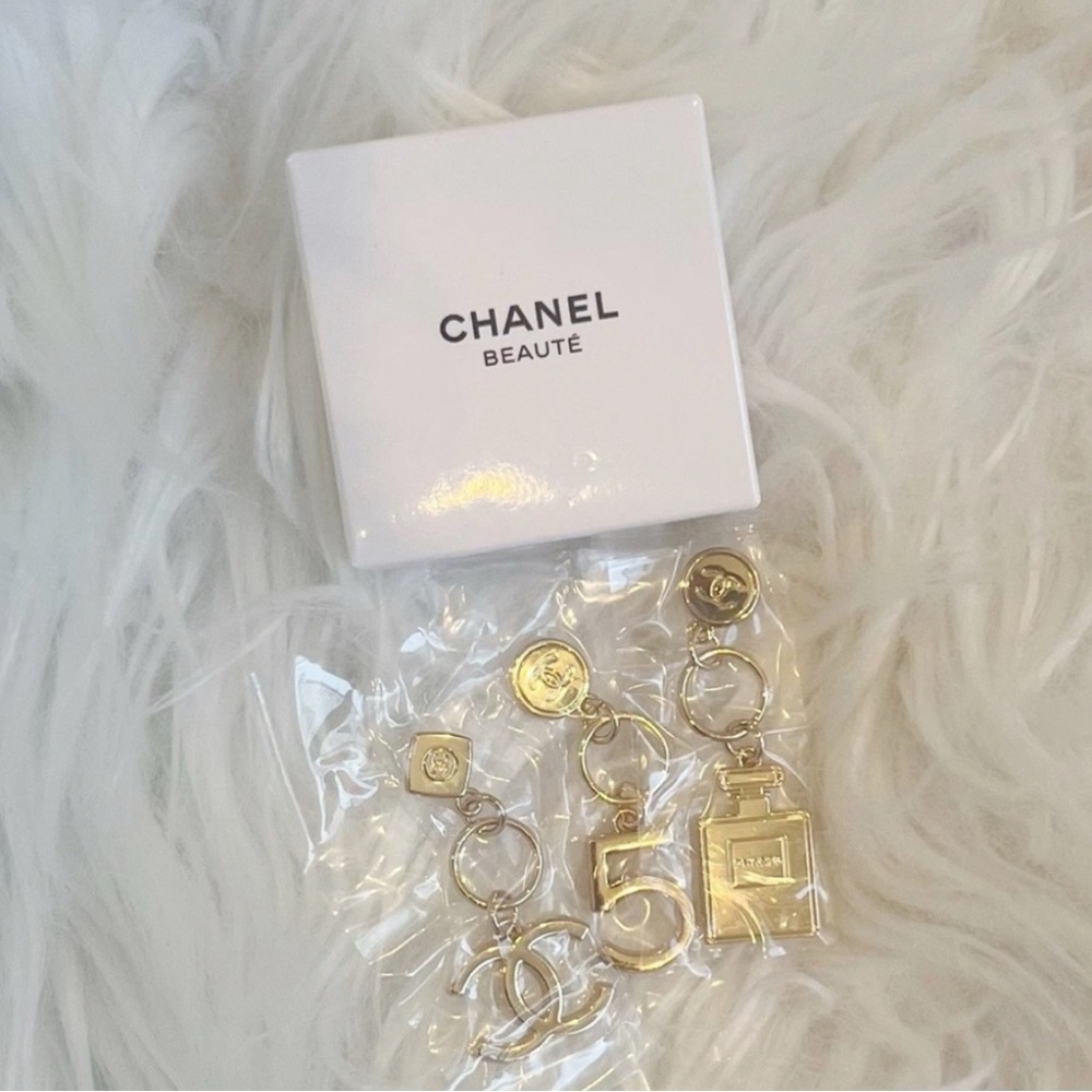 Chanel Gold Keychain Set Bag
NWT
Charm No 5 Bottle Chanel No 5
Double CC - Picture 5 of 6